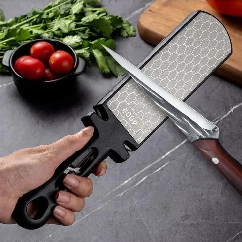 Affûteur manuel universel multi postes en situation sur un plan de travail de cuisine