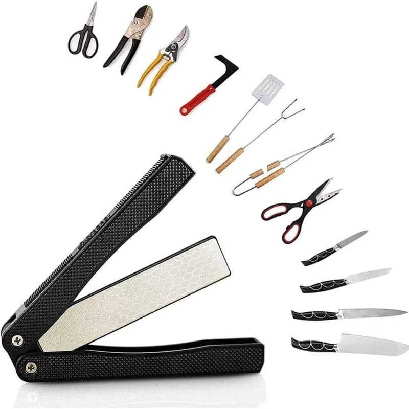 Affûteur diamanté pliant de poche ouvert, présenté avec des outils de coupe
