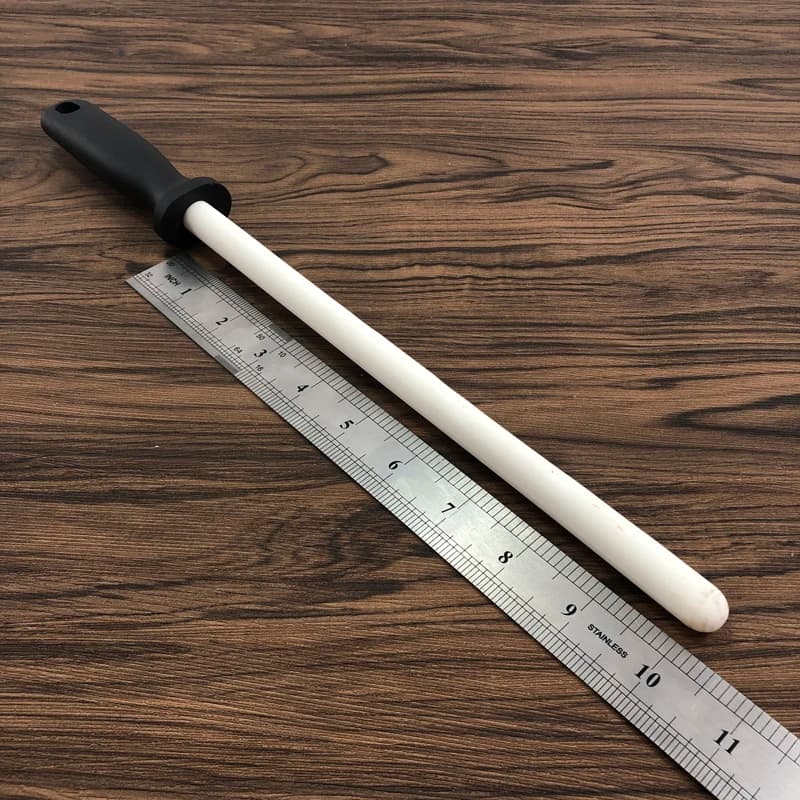 Fusil à aiguiser céramique de 30 cm avec son manche, photographié à plat