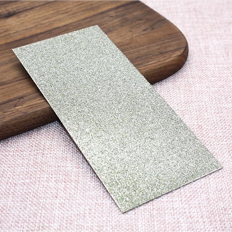 Plaque diamantée de gros grain 80 posée seule sur une planche en bois